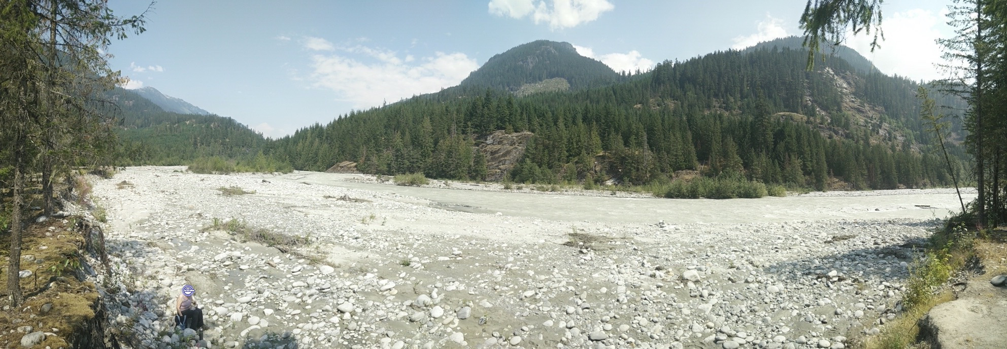 Plage de galets au bord de Squamish river