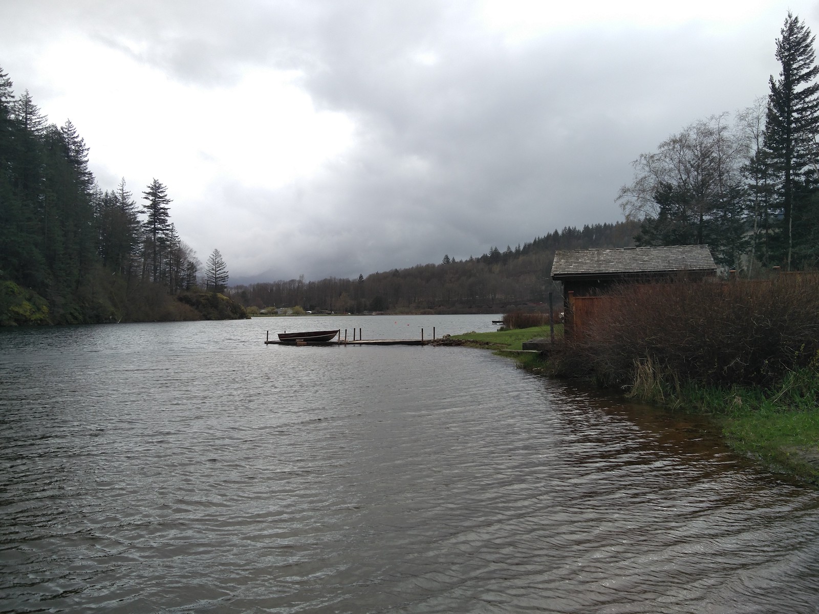 Côté droit, la bordure du lac est bloquée par une clôture de maison, qui dispose d'un ponton privatif.