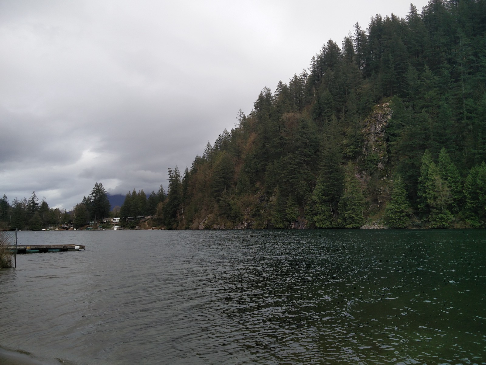 Côté gauche, au loin, au bout du lac, on voit des maisons en mauvais état.