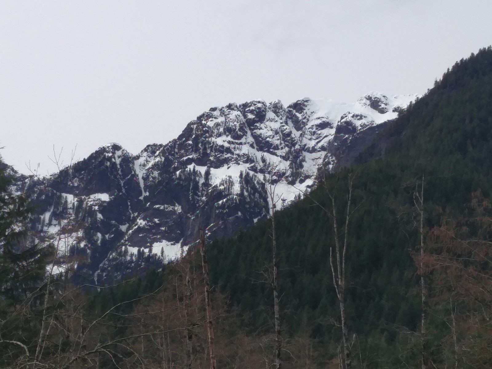 Glacier surplombant le paysage vu depuis le bord de la rivière.