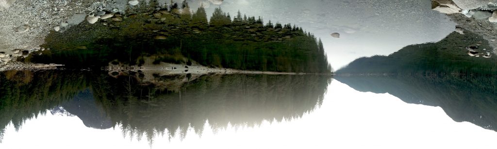 Panorama du lac. De subtils reflets dans le ciel indiquent que l'image est tête en bas.