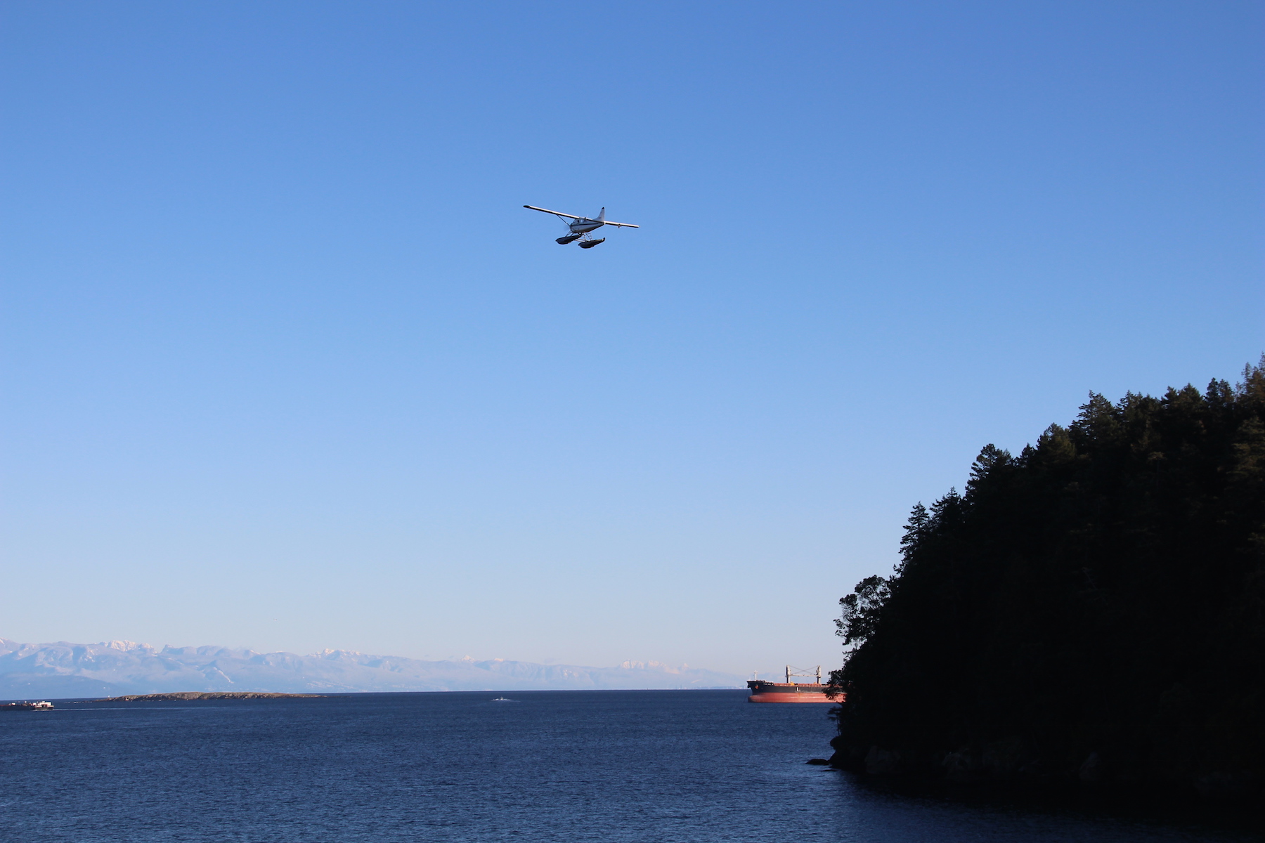 Un hydravion dépasse le ferry.