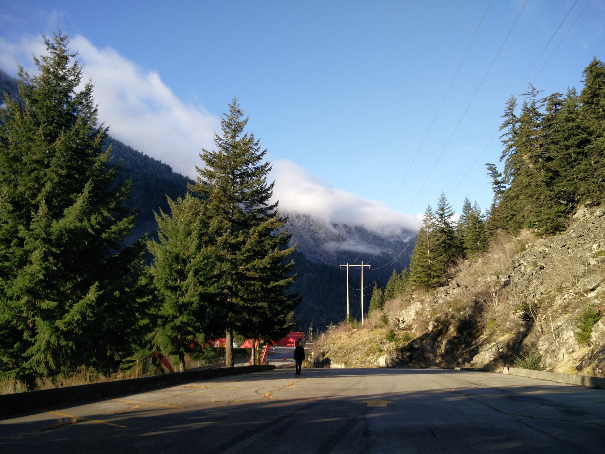 Vue sur les montagnes qui entourent la canyon.